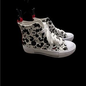 Disney Women's Mickey Mouse Black and White‎ Sneakers NWT